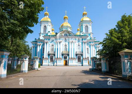Vue sur l'ancienne rue Cathédrale de Nicholas le jour ensoleillé de juin. Saint-Pétersbourg, Russie Banque D'Images