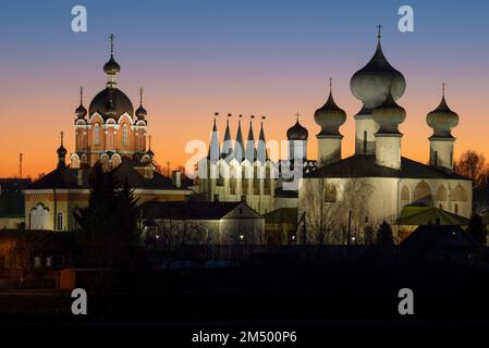 Vue sur l'ancien monastère de l'Assomption dans l'illumination nocturne sur le fond du coucher du soleil de décembre. Leningrad, Russie Banque D'Images