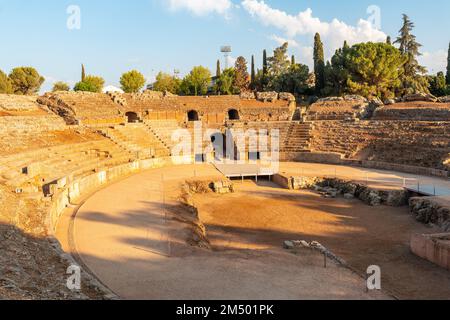 Une vue panoramique d'un amphithéâtre à l'intérieur des ruines romaines de Merida en Estrémadure, en Espagne Banque D'Images