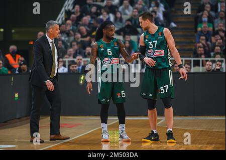 #5 PARIS LEE, #37 MATEUSZ PONITKA et entraîneur en chef DEJAN RADONJIC de Panathinaikos Athènes pendant l'Euroligue, Round 12, match entre Panathinaikos A. Banque D'Images