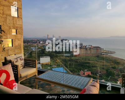 Pattaya, Thaïlande - 11 novembre 2022: Vue sur la mer depuis le toit de la Riviera Jomtien, une résidence de luxe dans la ville de Pattaya, Thaïlande. Banque D'Images