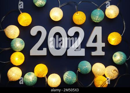 Bonne année 2024 lettre avec décoration de Noël sur fond bleu Photo Stock -  Alamy