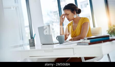 Déformation oculaire se transformant en migraine. un jeune designer regardant stressé en travaillant dans un bureau. Banque D'Images
