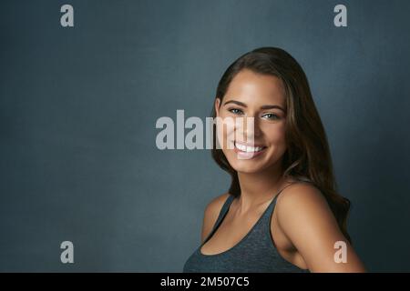 La vraie beauté vient de l'intérieur. Photo studio d'une belle jeune femme posant sur un fond bleu. Banque D'Images