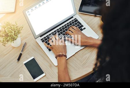 Sur son chemin vers le succès. une femme méconnaissable travaillant à domicile. Banque D'Images