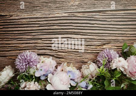 Cadre de fleurs avec bannière en bois pour le texte sur fond en bois Banque D'Images