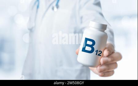 B12 vitamine, B12 suppléments pour la santé humaine. Le médecin recommande de prendre B12. Le médecin donne de la vitamine B. Vitamines et minéraux essentiels pour l'homme Banque D'Images