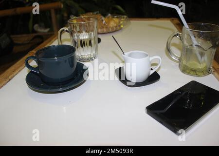 Le petit latte avec des doses d'espresso parfaitement extraites. Un latte est une boisson chaude concentrée au café avec moins de lait que la boisson moyenne. Banque D'Images