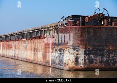 Barge rouillée sur le Danube par une journée ensoleillée. Ruse, Bulgarie Banque D'Images