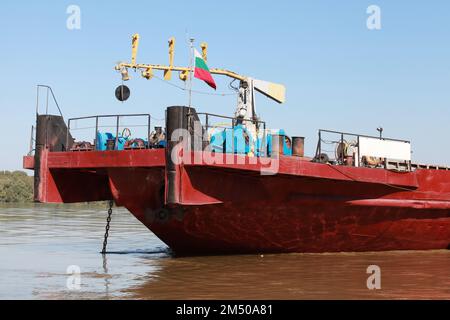 Arc rouge d'un navire cargo sous pavillon bulgare ancré sur le Danube Banque D'Images