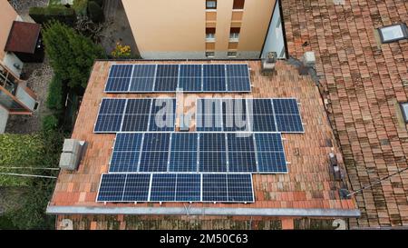 Vue de dessus vers le bas de l'antenne des modules de panneaux solaires montés sur le toit. Centrale solaire vue drone. Concept d'énergie alternative. Bologne, Italie. Banque D'Images