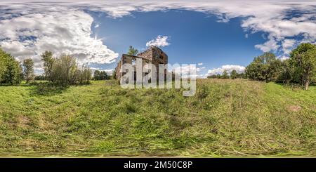Vue panoramique à 360° de full hdri panorama sphérique sans couture 360 près de vieux château, palais ou propriété médiéval en ruines abandonnés dans la projection équirectangulaire prêt pour la virt