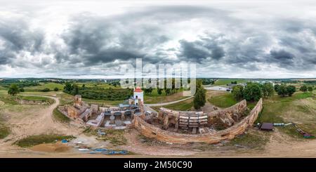 Vue panoramique à 360° de Vue aérienne Full hdri Panorama sphérique sans couture 360 sur le vieux château médiéval abandonné en projection équirectangulaire prêt pour la réalité virtuelle VR AR