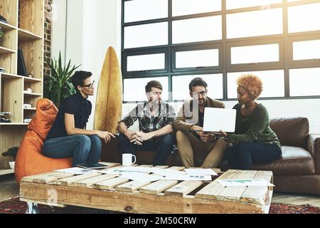 C'est ainsi que les petites entreprises génèrent d'importants profits. un groupe de concepteurs utilisant un ordinateur portable dans leur session de brainstorming. Banque D'Images