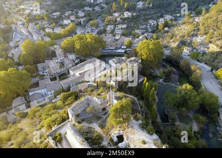 Fontaine-de-Vaucluse est construite autour de la Fontaine de Vaucluse, une source dans une vallée au pied des monts du Vaucluse non f Banque D'Images