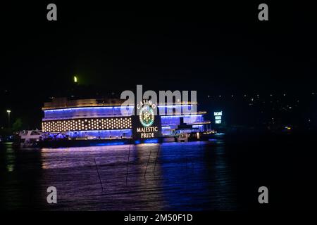 Panjim, Goa, Inde - 01 octobre 2021, Casino Majestic Pride bateau de croisière dans la rivière Mandovi est une attraction touristique pour le jeu, Paris argent, danse, foo Banque D'Images