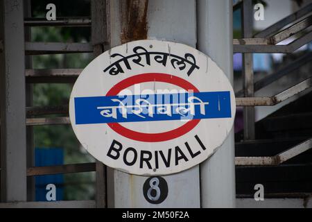 Mumbai, Inde - 26 septembre 2021, plate-forme, panneau, plaque nominative à la gare de Borivalii (chemin de fer ouest) écrit en hindi, marathi et anglais Banque D'Images