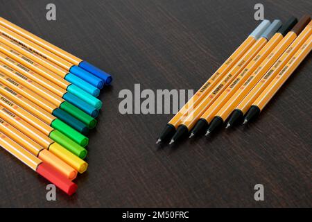 Photo de stylos colorés à 88 points conçus par Stabilo avec un livre blanc vierge pour l'étude, l'art, la journalisation, le journal, le journal à puces, planificateur, drawi Banque D'Images