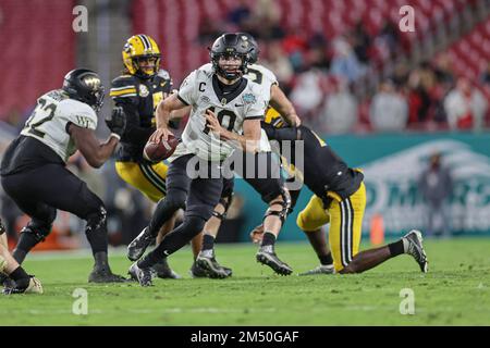 Tampa Bay, FL USA; Wake Forest Daemon Deacres quarterback Sam Hartman (10) se démène de la poche à la recherche d'un récepteur ouvert pendant l'Union H. Banque D'Images