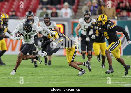 Tampa Bay, FL USA; Wake Forest Daemon Deacons large Receiver Donavon Greene (11) court avec le ballon tandis que poursuivi par Missouri Tigers défensive dos Drey Banque D'Images