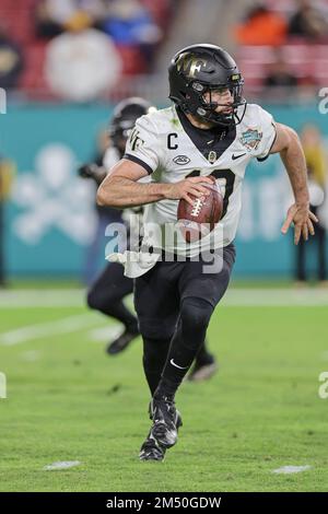 Tampa Bay, FL USA; Wake Forest Daemon Deacres quarterback Sam Hartman (10) se démène de la poche et court avec le ballon pendant l'Union Home Mo Banque D'Images