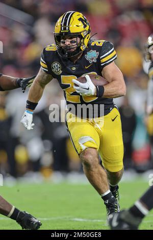 Tampa Bay, FL USA; Missouri Tigers course de retour Cody Schrader (20) court avec le ballon pendant le jeu Union Home Mortgage Gasparilla Bowl contre le Banque D'Images