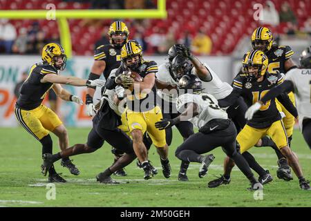 Tampa Bay, FL USA; Missouri Tigers course de retour Cody Schrader (20) court avec le ballon pendant le jeu Union Home Mortgage Gasparilla Bowl contre le Banque D'Images
