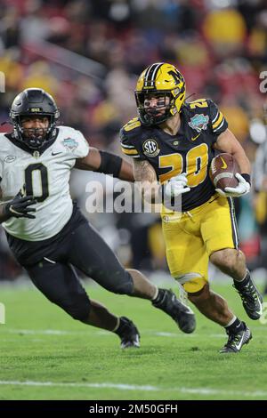 Tampa Bay, FL USA; Missouri Tigers course de retour Cody Schrader (20) court avec le ballon pendant le jeu Union Home Mortgage Gasparilla Bowl contre le Banque D'Images