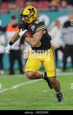 Tampa Bay, FL USA; Missouri Tigers course de retour Cody Schrader (20) court avec le ballon pendant le jeu Union Home Mortgage Gasparilla Bowl contre le Banque D'Images