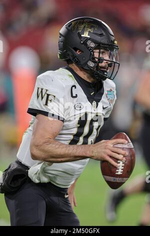 Tampa Bay, FL USA; Wake Forest Daemon Deacres quarterback Sam Hartman (10) se démène de la poche et court avec le ballon pendant l'Union Home Mo Banque D'Images