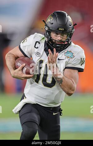 Tampa Bay, FL USA; Wake Forest Daemon Deacres quarterback Sam Hartman (10) court avec le ballon pendant le jeu Union Home Mortgage Gasparilla Bowl agai Banque D'Images