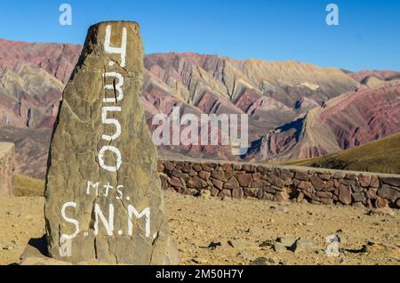 Hornocal - Colline de 14 couleurs - Cerro de 14 Colores avec panneau pour 4350 mètres au-dessus du niveau de la mer Banque D'Images