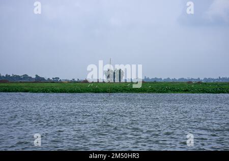 Paysage de ciel nuageux et de rivière Banque D'Images