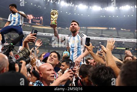 Doha, Qatar, 18th décembre 2022. Lionel Messi de l'Argentine avec la coupe du monde lors du match de la coupe du monde de la FIFA 2022 au stade Lusail, Doha. Le crédit photo devrait se lire comme suit : Sportimage Banque D'Images