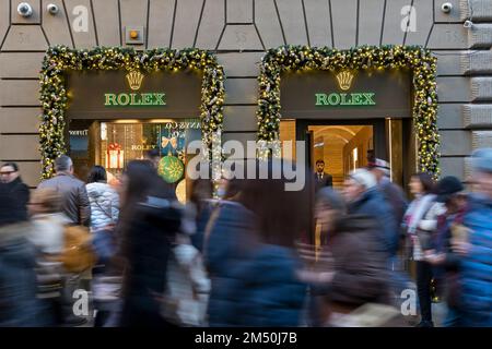 Magasin de montres Rolex dans la rue via Condotti, porte de la boutique. Boutique de mode. Boutiques de luxe. Heure de Noël de Rome. Italie, Europe, Union européenne UE Banque D'Images