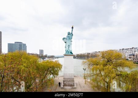 La réplique de la Statue de la liberté sur l'Ile aux Cygnes, Seine à Paris, France Banque D'Images