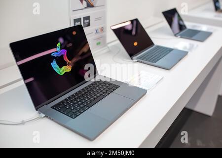 Vente du nouveau MacBook Apple dans l'Apple Store officiel. Minsk, Biélorussie - février 2022 Banque D'Images