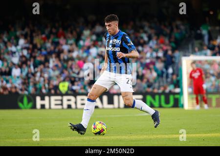 Séville, Espagne. 23rd décembre 2022. Matteo Ruggeri (22) d'Atalanta vu pendant le football amical entre Real Betis et Atalanta à l'Estadio Benito Villamarin à Séville. (Crédit photo : Gonzales photo/Alamy Live News Banque D'Images