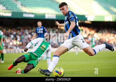 Séville, Espagne. 23rd décembre 2022. Matteo Ruggeri (22) d'Atalanta vu pendant le football amical entre Real Betis et Atalanta à l'Estadio Benito Villamarin à Séville. (Crédit photo : Gonzales photo/Alamy Live News Banque D'Images