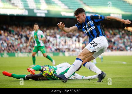 Séville, Espagne. 23rd décembre 2022. Matteo Ruggeri (22) d'Atalanta vu pendant le football amical entre Real Betis et Atalanta à l'Estadio Benito Villamarin à Séville. (Crédit photo : Gonzales photo/Alamy Live News Banque D'Images