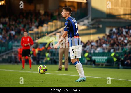 Séville, Espagne. 23rd décembre 2022. Joakim Maehle (3) d'Atalanta vu pendant le football amical entre Real Betis et Atalanta à l'Estadio Benito Villamarin à Séville. (Crédit photo : Gonzales photo/Alamy Live News Banque D'Images