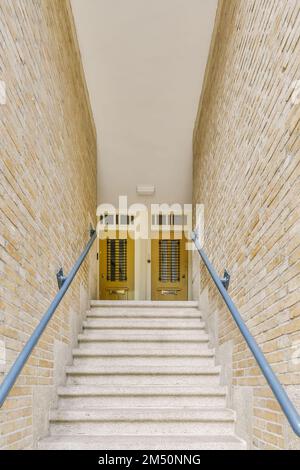 quelques escaliers menant à un bâtiment avec des volets de chaque côté et des portes jaunes de l'autre côté derrière Banque D'Images