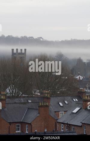 Météo britannique, 24 décembre 2022 : le soir de Noël à Henley-on-Thames, le brouillard matinal de la rivière s'élève au-dessus des toits de la ville et de la tour carrée de l'église St Mary. Avec le temps qui devient doux et humide en Angleterre, il n'y aura pas de Noël blanc cette année. Anna Watson/Alay Live News Banque D'Images