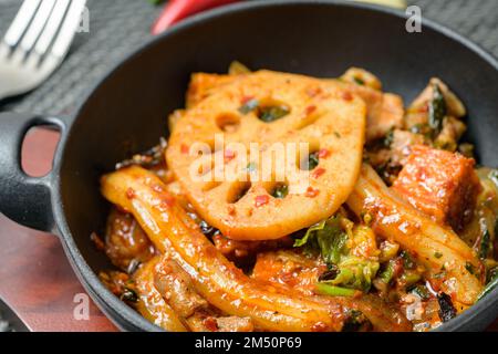 Mala xiang guo, marmite chinoise épicée sautée : fortement aromatisée à mala, elle contient souvent de la viande et des légumes, et a un goût salé et épicé. Banque D'Images