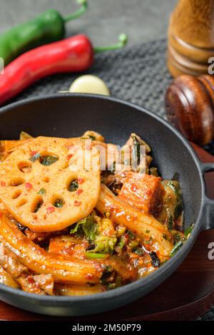 Mala xiang guo, marmite chinoise épicée sautée : fortement aromatisée à mala, elle contient souvent de la viande et des légumes, et a un goût salé et épicé. Banque D'Images