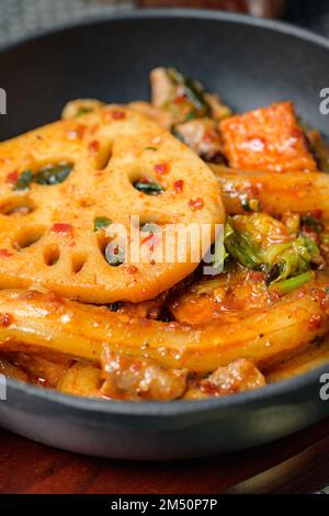 Mala xiang guo, marmite chinoise épicée sautée : fortement aromatisée à mala, elle contient souvent de la viande et des légumes, et a un goût salé et épicé. Banque D'Images