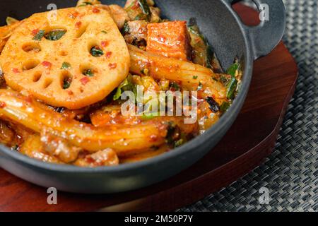 Mala xiang guo, marmite chinoise épicée sautée : fortement aromatisée à mala, elle contient souvent de la viande et des légumes, et a un goût salé et épicé. Banque D'Images