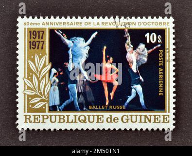 Timbre-poste annulé imprimé par la Guinée, qui montre le Ballet russe, 60th anniversaire de la révolution d'octobre, vers 1977. Banque D'Images