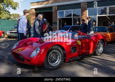 Ferrari 250 TR 59/60 hommage 'KHH 158C' exposé au Scramble d'octobre qui s'est tenu au Bicester Heritage Centre le 9th octobre 2022. Banque D'Images