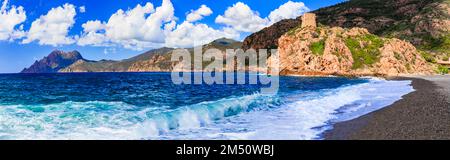 Les plages de l'île de Corse et les paysages de la nature. Tour de Portu - tour et plage génois historiques dans le village d'Ota à l'ouest de l'île. France Banque D'Images